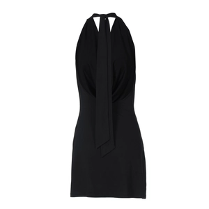 Détail de mini robe noire dos nu avec décolleté drapé et texture de tissu lisse