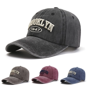 Detailansicht des gewaschenen Baumwollstoffs und der Brooklyn-Stickerei auf Baseballkappen