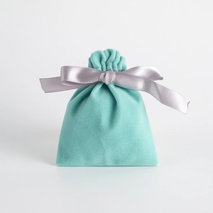 Schmuckbeutel aus tiffanyblauem Samt mit silbergrauer Satinschleife für Geschenke