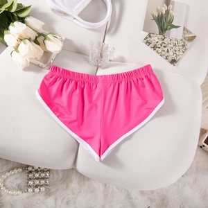 Detailansicht der rosafarbenen Yoga-Shorts mit weißem Rand und stilvollen Accessoires