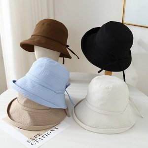 Chapeau de soleil à large bord pour femme avec nœud papillon et texture quadrillée