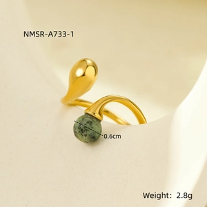 Détail de la bague ajustable dorée avec pierre naturelle de 0,6 cm et poids léger de 2,8 g