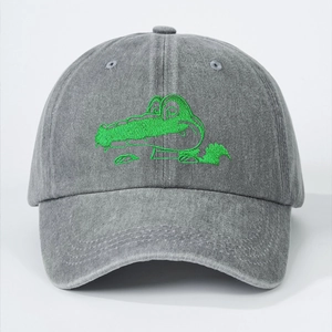Cappellino da baseball in denim grigio lavato con ricamo coccodrillo verde e fori