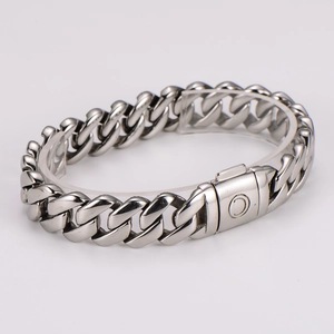 Gros plan sur un bracelet gourmette en argent poli avec un fermoir à pression sûr