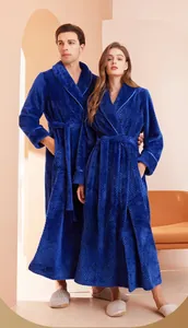 Dettaglio degli accappatoi in velluto blu reale per coppie con lunghezza fino alla caviglia