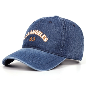 Détail de la broderie Los Angeles 83 sur la casquette de baseball en jean bleu