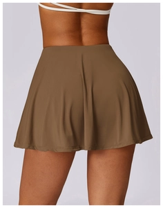Detail van bruine tennisrok met hoge taille, sneldrogende stof en een geplooide zoomlijn