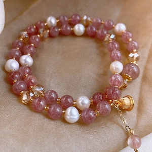 Détail macro du bracelet perlé en quartz fraise naturel et perles d'eau douce fines