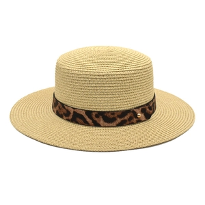 Cappello di paglia a testa piatta stile francese con nastro leopardato e fibbia