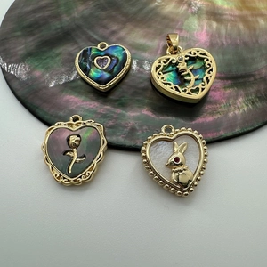 Ciondoli a cuore placcati oro 18K con conchiglia naturale, rosa e coniglio per gioielli DIY