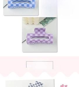 Détails de pinces à cheveux à damier en bleu, gris et violet avec fini mat