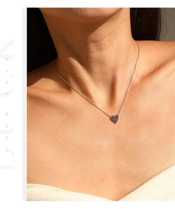 Dettaglio della collana a cuore arcobaleno in argento S925 con gemme stile pixel