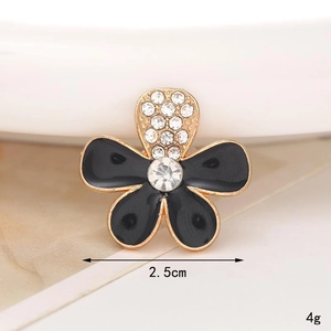 Close-up of pearl flower shoe charm with black enamel and rhinestone in 2.5cm size