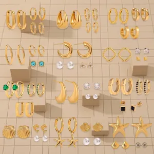 Drei Paar Edelstahl-Ohrstecker mit Zirkonia und goldfarbene Creolen im Set