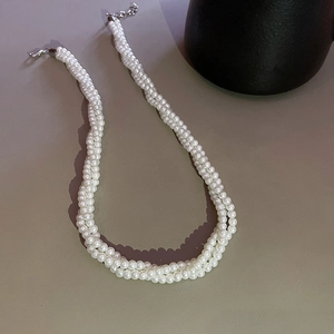 Dettaglio di una collana di perle bianche a doppio strato con chiusura in argento