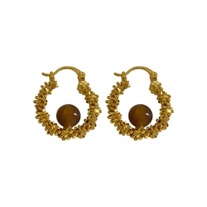 Vintage resin hoop earrings with golden twisted texture and central brown amber beads