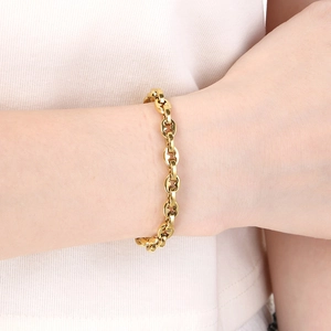 Vue détaillée d'un bracelet à mailles marine doré porté au poignet pour un style mode