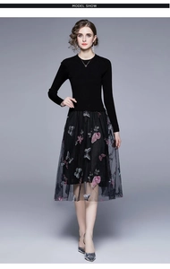 Dettaglio di elegante ricamo a farfalla sulla gonna in mesh di un abito in maglia nero