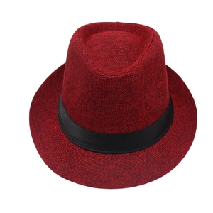 Nahaufnahme der tiefroten Trilby-Hut-Struktur mit schwarzem Ripsband und gemischter Textur