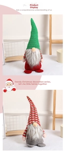 Details von Weihnachtswichteln mit Strickmützen und weißen flauschigen Bärten für Deko