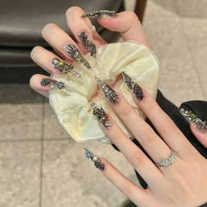 Faux ongles gothiques Halloween faits main avec crâne, toile d'araignée et chaîne métal