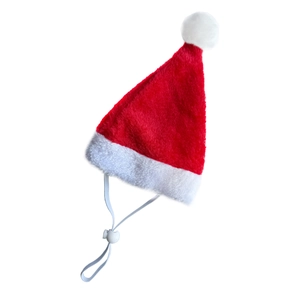 Détail du bonnet de Noël rouge pour animaux avec sangle réglable et pompon blanc doux