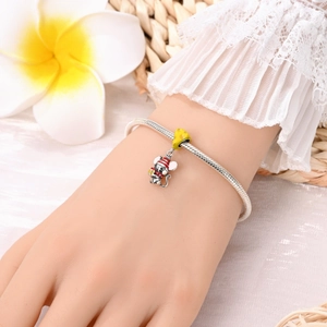 Bracciale a catena snake in argento con graziosi ciondoli a topo e formaggio al polso