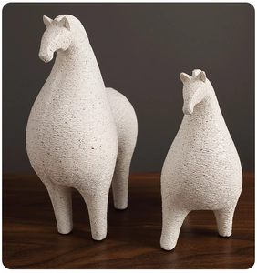 Gedetailleerd beeld van twee minimalistische witte hars paarden met matte textuur