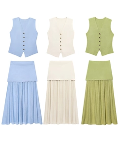 Détail de l'ensemble gilet en maille et jupe plissée en bleu, blanc et vert à plat