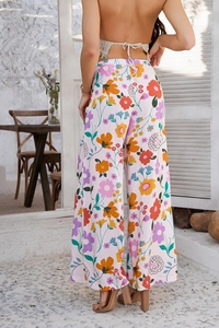 Détail du pantalon bohème rose à fleurs à taille haute et jambe large pour les vacances