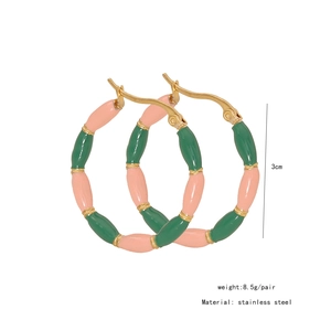 Vue détaillée des boucles d'oreilles créoles émaillées rose et vert avec taille de 3 cm