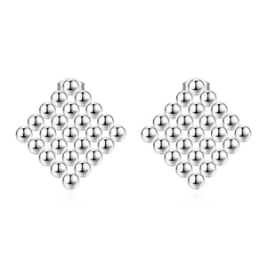 Vue détaillée de boucles d'oreilles en acier argenté avec motif géométrique de billes
