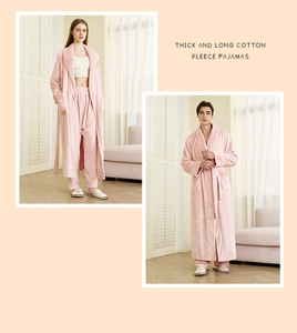 Pyjamas longs épais en polaire rose pour hommes et femmes dans un décor intérieur doux