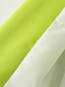 Gros plan détaillé sur les tissus tissés texturés vert néon et blanc du blazer
