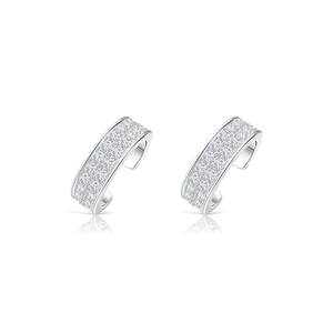 Vue macro de boucles d'oreilles C en argent avec pavage de micro-zircons étincelants