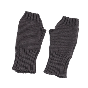 Detalle de guantes de punto sin dedos gris oscuro con puños acanalados suaves para invierno