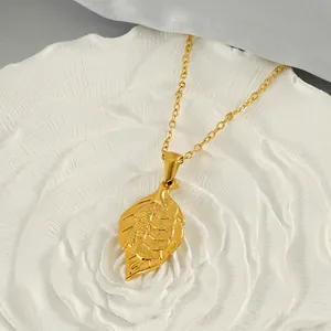Collier pendentif feuille en acier inoxydable doré 18 carats avec gravure poisson