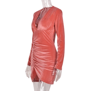 Vue détaillée d'une robe mini en velours rose corail avec col en V et drapé froncé
