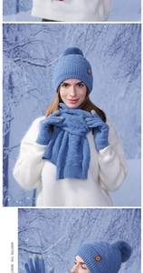 Détail de l'ensemble d'hiver bleu ciel avec bonnet à pompon et écharpe en maille épaisse