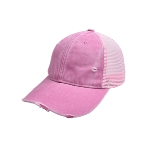 Detalle de la gorra rosa de algodón lavado con rejilla y acabados vintage desgastados