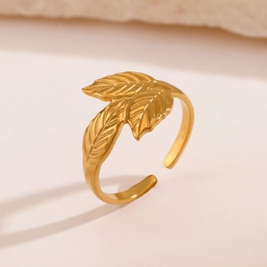 Minimalistischer, verstellbarer Blattring aus goldenem Edelstahl mit poliertem Design
