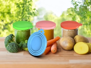 Universal silicone pet food can covers in four colors with multi-size sealing ring detail