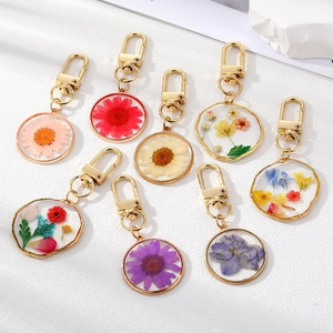 Pastoral Transparent Resin Dried Flower Daisy Pendant Keychain Gold Metal Floral Bag Charm For Women Gift Accessory