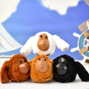 Set di quattro portachiavi a forma di gorilla in peluche in un'ambientazione nautica