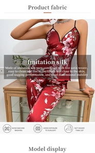 Détail du tissu satiné rouge à motif floral avec une texture lisse et une finition brillante
