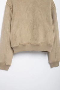 Détail des poignets et de l'ourlet côtelés sur une veste en suédine kaki pour femme