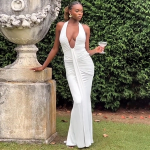 Détail de la robe dos nu blanche à col en U avec plis et attaches élégantes
