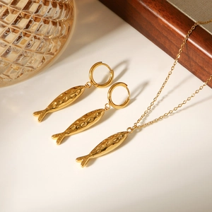 Parure collier avec pendentif carpe koi dorée et boucles d'oreilles sur fond élégant