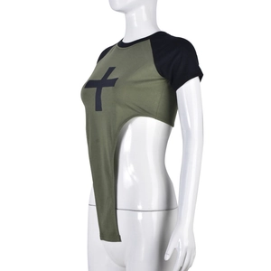 Détail d'un t-shirt asymétrique vert armée avec col rond noir contrasté et imprimé croix