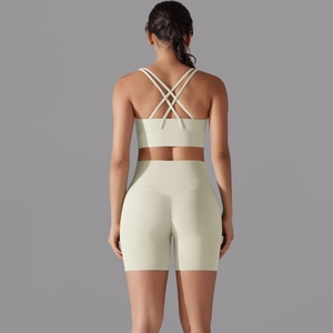 Completo yoga crema con reggiseno sportivo incrociato e pantaloncini a vita alta